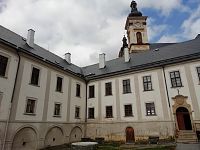 nádvorei a veža kostola