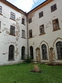 pohľad do záhrady z krížovej chodby