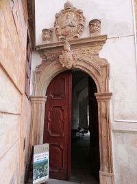 vstup do kláštora k podkladni a prechod na nádvorie - vstupný kamenný portál s letopočtom 1723