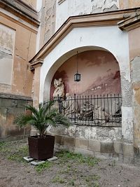 vo výklenku súsošie s biblickým námetom