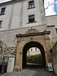 jeden zo vstupov na nádvorie