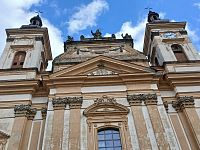 priečelie kostola, jeho horná časť a dve veže