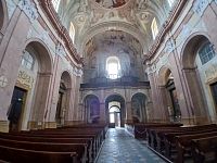 pohľad na chor s varhanmi