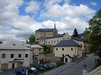 pohľad od kostola na hrad