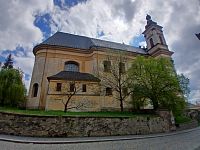 pohľad z cesty k hradu na kostol Zvestovania Panny Márie