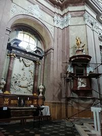 bočný oltár a kazateľnica