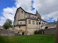 pohľad na hrad z nádvoria