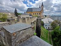 pohľad z nádvoria od múru na neďaleký kostol