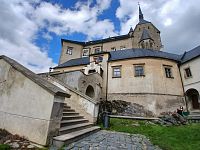 vstupné schody do hradu