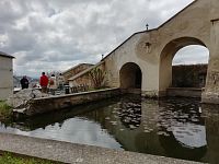 malé jazierko s rybami pri vstupných schodoch do hradu