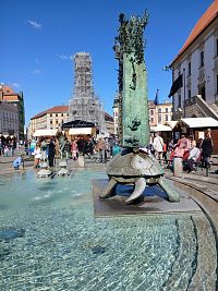 fontána z roku 2002, v pozadí morový stĺp v rekonštrukcii