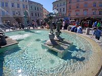 časť fontány - sochy dvoch deti