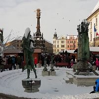 Arion s delfínom v zime, vzadu morový stĺp