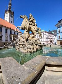 v strede nádrže sa nachádza súsošie od Jana Jiřího Schauberga