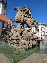 cisár na koni , pod nim pes