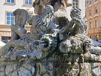 sochy mužov personifikujúce rieky Morau a Dunaj