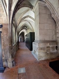 pohľad na jednu stranu gotickej krížovej chodby