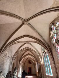 druhá chodba s gotickou krížovou klenbou