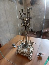 Ukrižovaný Kristus s Arma Christi, tzv. Kohútí kríž, Bavorsko, 1. štvrtina 19. storočia