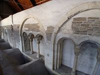 románske okná na poschodí, objavené po búrke na konci 19. storočia