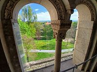 krásne okno s hlavicou