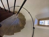 schodisko vedúce na poschodie