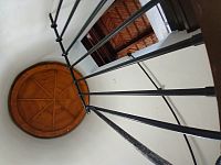 pohľad hore zo schodiska