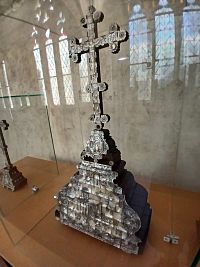 Palestína 18.-19.st., oltárny ostatkový kríž so zobrazením božieho hrobu a andelmi s Arma Christi