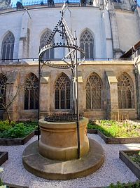 studňa s kovanou mrežou z 19. storočai