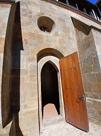 dvere vedúce z rajského dvora do gotickej krížovej cesty zo 14. storočia