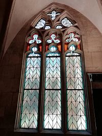 krásne okná v gotickej krížovej chodbe