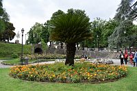 parčík pri vstupnej bráne na opevnenie z historického centra