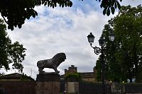 na múre sa nachádzajú nielen stromy a lavičky ale aj socha či osvetlenie