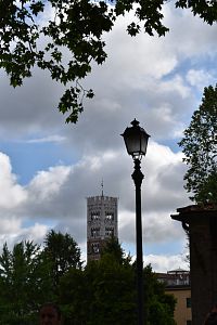 pohľad z hradieb na jednu z veží historického centra mesta Lucca