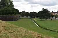 pohľad z hradieb na lúku v novšej časti Luccy