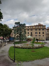 pohľad z opevnenia na parčík s vodotryskom, kolotočom či zaujímavým vysokým stromom