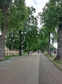 široká cesta pre chodcov, bežcov i cyklistov priamo na hradbách