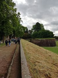 stromy a chodník na okraji pevnosti