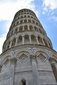 stĺpy zakončené hlavicami a polkruhovými oblúkmi