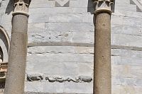 niektoré stavebné prvky boli vyzdobené malými detailmi