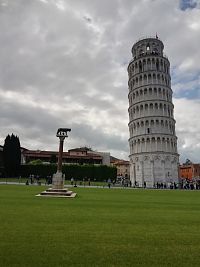 zvonica a socha vlčice so zakladateľmi Ríma Romulom a Remusom