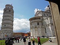 veža a katedrála, okolo zelená plocha s chodníkmi