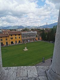 pohľad zo schodov na sochu zakladateľov Ríma