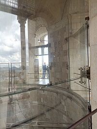 prvé poschodie, kde sa dalo prejsť okolo celej veže