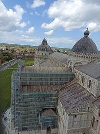 pohľad zo zvonice, katedrála a krstiteľnica sú naozaj blízko