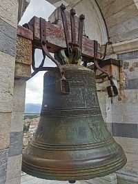 jeden zo 7 zvonov v najvyššej prístupnej časti veže