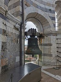 zvon v zvonici pristavanej roku 1350