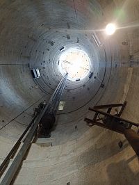 pohľad hore cez dutý stred veže