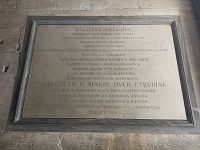 na popiske meno Galileo Galilei, ktorý mal vo veži robiť pokusy o gravitácii a voľnom páde v 16. st.