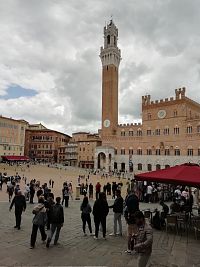 v čase rozchodu si "užívame" námestie